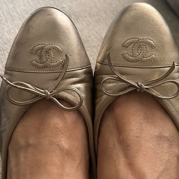CHANEL golden Leather Ballerina
Flat with Patent Tow and Bow - Picture 1 of 4